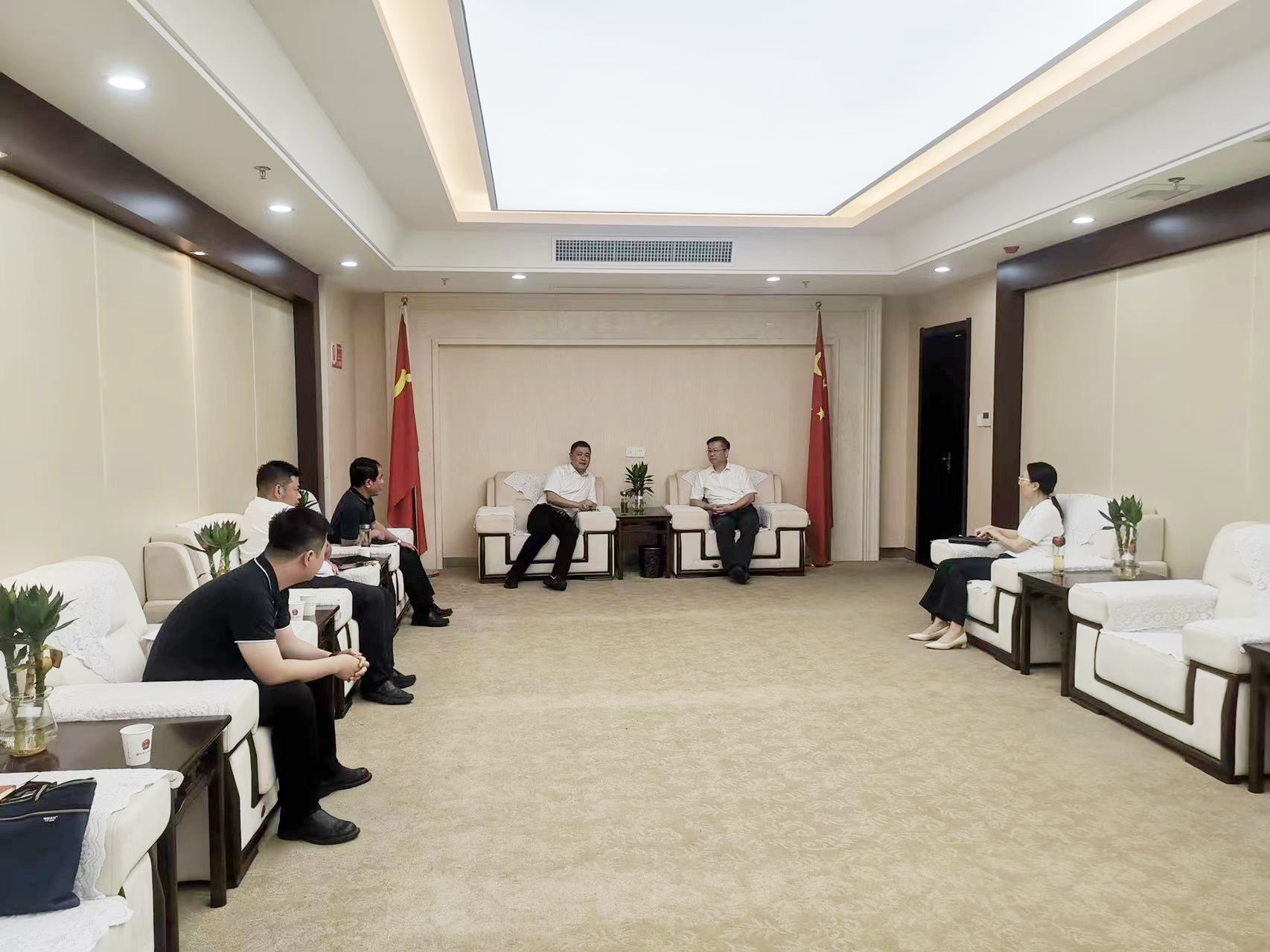 江宇與德興市委副書(shū)記、市政府市長(zhǎng)陳武軍舉行會(huì)談